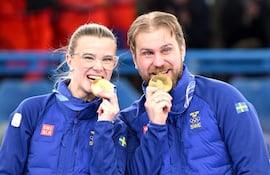 Isabella y Rasmus Wranaa lograron este martes para Suecia la medalla de oro en la prueba de dobles mixtos de curling.
