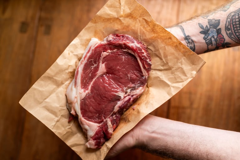 El avance de dietas centradas en carne, vísceras y leche cruda combina rechazo a los ultraprocesados, experiencias personales de enfermedad y desconfianza hacia las instituciones.