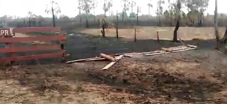 El fuego destruyó todo a su paso, como este lindero y portón de una estancia.
