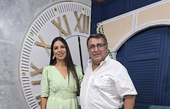 Leticia Lezcano junto a su padre el intendente Aldo Lezcano, denunciado por acoso sexual.