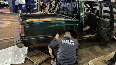 La droga fue hallada en un compartimiento preparado en los laterales de la camioneta.