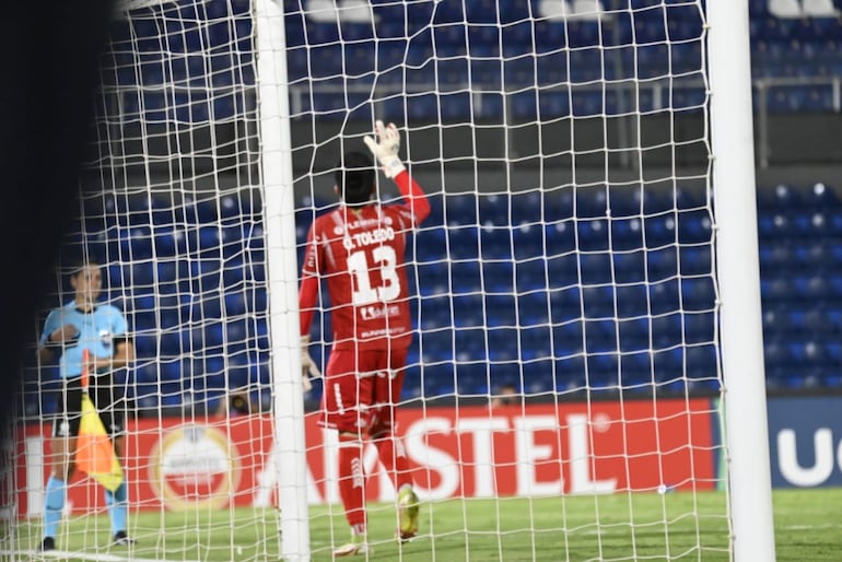 Óscar Toledo, arquero de Recoleta FC, durante la tanda de los penales en el partido frente a Nacional por la Fase Preliminar de la Copa Sudamericana 2026 en el estadio Defensores del Chaco, en Asunción, Paraguay.