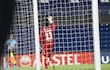 Óscar Toledo, arquero de Recoleta FC, durante la tanda de los penales en el partido frente a Nacional por la Fase Preliminar de la Copa Sudamericana 2026 en el estadio Defensores del Chaco, en Asunción, Paraguay.