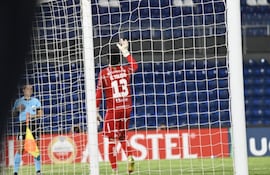 Óscar Toledo, arquero de Recoleta FC, durante la tanda de los penales en el partido frente a Nacional por la Fase Preliminar de la Copa Sudamericana 2026 en el estadio Defensores del Chaco, en Asunción, Paraguay.
