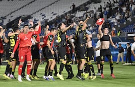 Los jugadores de Recoleta FC celebran el triunfo frente a Nacional, que selló su clasificación a la fase de grupos de la Copa Sudamericana 2026.