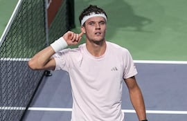 Jakub Mensik derrotó en tres sets al argentino Francisco Cerúndolo.