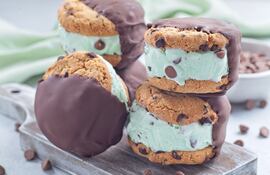 Sándwich de helado de menta granizada.
