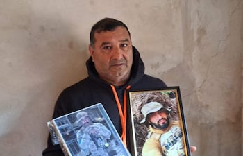 El padre del joven, don Maximiano Barreto muestra las fotografias de su hijo vestido con uniforme militar