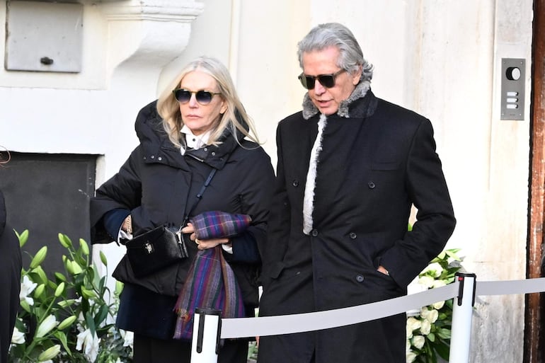 Carlos Souza saliendo de la capilla funeraria de Valentino Garavani en Piazza Mignanelli, Roma, Italia. (EFE/EPA/MAURIZIO BRAMBATTI)
