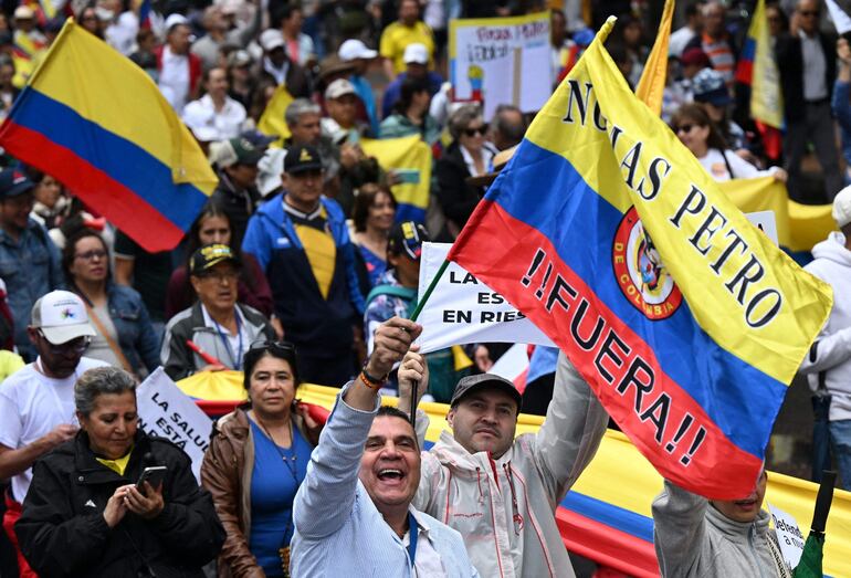 Manifestación en la capital colombiana contra las reformas anunciadas por el presidente Gustavo Petro. (AFP)