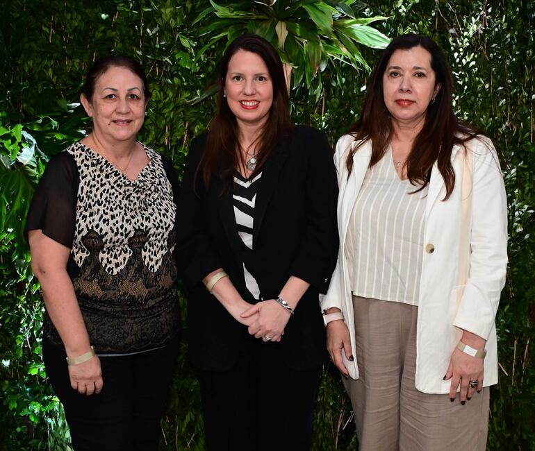 Raquel Quiñonez, Vanesa Figueredo y María Elena Araujo.