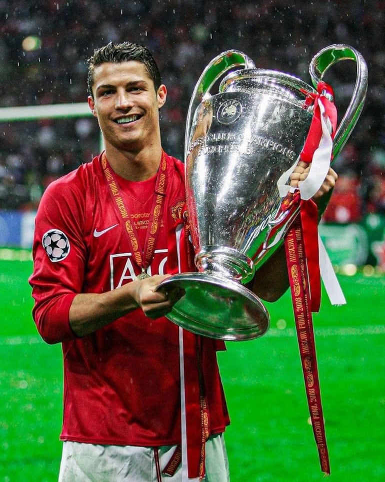 El portugués Cristiano Ronaldo, en ese entonces en filas del Manchester United sostiene el trofeo de la UEFA Champions League, tras vencer en la final al Chelsea en el estadio Luzhniki en Moscú