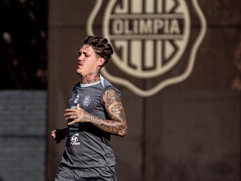 El uruguayo Bryan Bentaberry, futbolista de Olimpia.