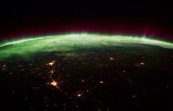 Aurora boreal sobre la Tierra.