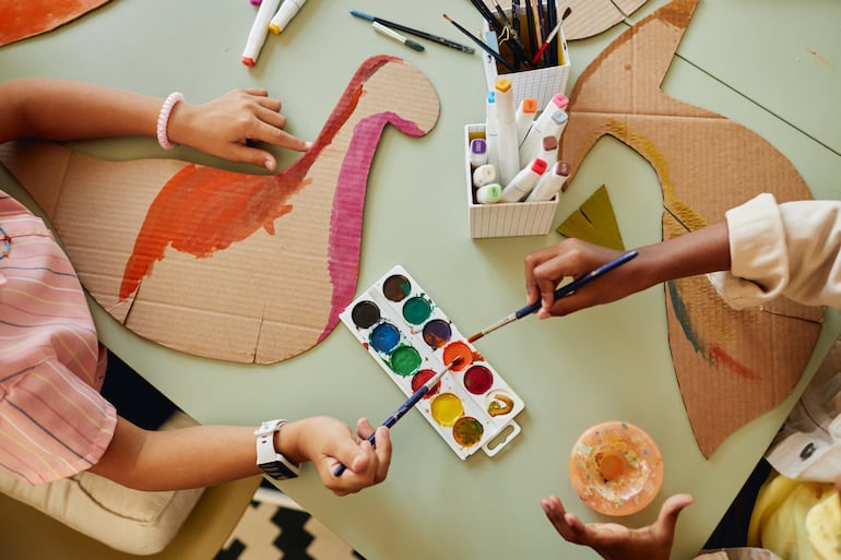 Niños pintando.