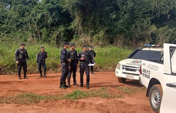 Un grupo de uniformados de la policía nacional se prepara para acompañar el procedimiento en Yrybucuá