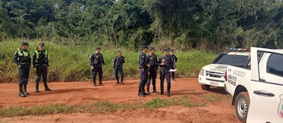 Un grupo de uniformados de la policía nacional se prepara para acompañar el procedimiento en Yrybucuá