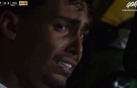 Luighi Hanri, futbolista de Palmeiras, llora en el banco de suplentes después de sufrir actos racistas en el partido frente a Cerro Porteño por la segunda fecha del grupo C de la Copa Libertadores Sub 20 en el estado Gunther Vogel, en San Lorenzo.