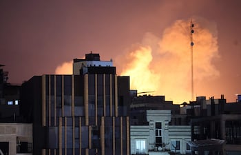 Humo y llamas se elevan tras edificios tras una explosión en el segundo día consecutivo de ataques de EE. UU. e Israel, en Teherán, Irán, el 1 de marzo de 2026.