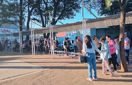 Fila de pacientes en el Hospital de San Lorenzo (Calle´i).