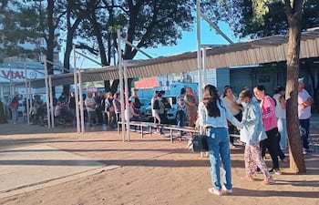 Pacientes que requieren de atención médica forman fila en el patio del Hospital General de San Lorenzo.