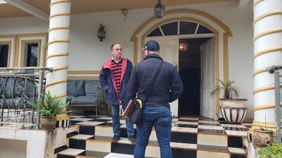 La víctima conversando con un agente del Departamento de Investigaciones.