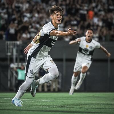 Javier Domínguez (24 años), volante franjeado.