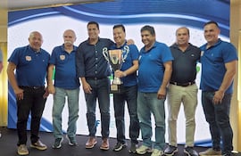 El abogado Óscar Said Bobadilla, con el trofeo de subcampeón de la División Intermedia 2025, en compañía de miembros de su directiva y el titular de la Asociación Paraguaya de Fútbol, Robert Alexis Luis Harrison.