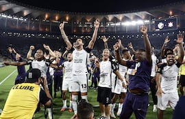 Jugadores de Corinthians celebran este domingo, al ganar la final de la Copa de Brasil entre Vasco Da Gama y Corinthians en el Estadio Maracana, en Rio de Janeiro (Brasil).