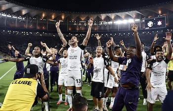 Jugadores de Corinthians celebran este domingo, al ganar la final de la Copa de Brasil entre Vasco Da Gama y Corinthians en el Estadio Maracana, en Rio de Janeiro (Brasil).