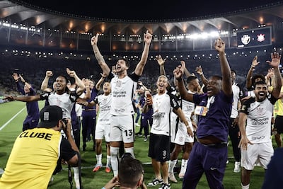 Jugadores de Corinthians celebran este domingo, al ganar la final de la Copa de Brasil entre Vasco Da Gama y Corinthians en el Estadio Maracana, en Rio de Janeiro (Brasil).