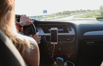 Imagen ilustrativa: una persona conduciendo un automóvil.