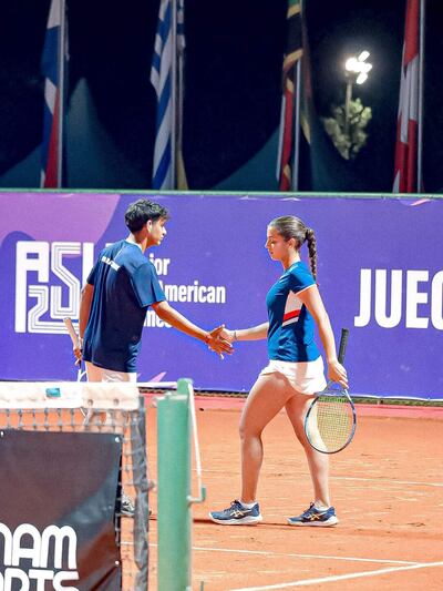Santino Núñez y Catalina Delmás se saludan tras la victoria.
