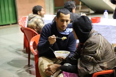 Los beneficiados reciben cuidados básicos y pasan la noche resguardado.