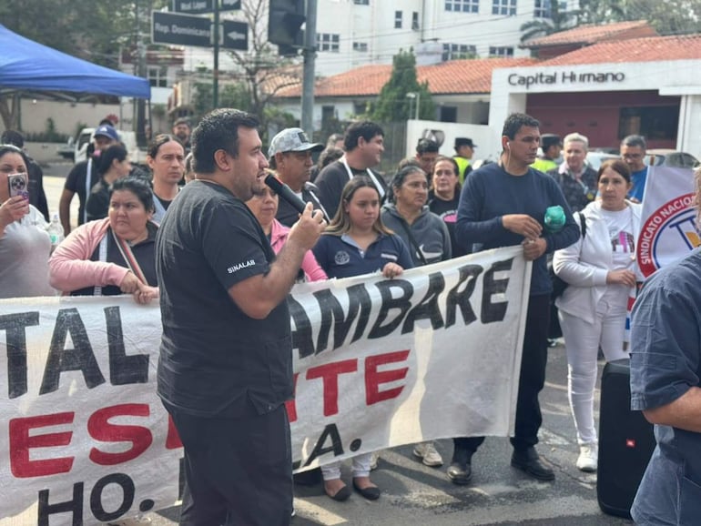 Personal de salud se manifiesta frente al Ministerio de Economía y Finanzas.