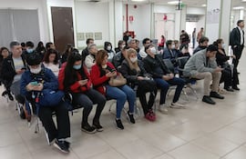 Pacientes esperan varias horas para ser atendido en la Urgencia del IPS-Ingavi.