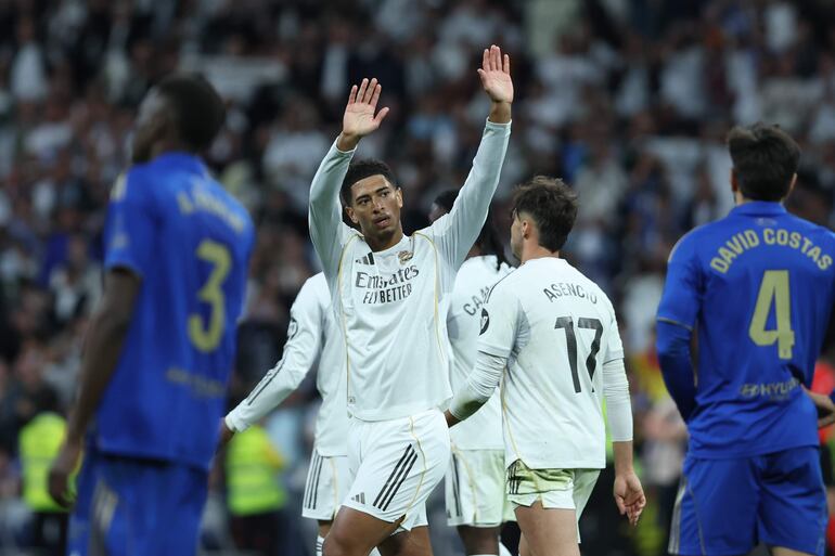 El británico Jude Bellingham (i), del Real Madrid, celebra su gol durante el partido de la jornada 36 de LaLiga que Real Madrid y Real Oviedo disputan este jueves en el estadio Santiago Bernabéu.
