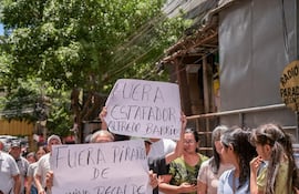Los pequeños comerciantes se manifestaron para exigir el cierre del local.