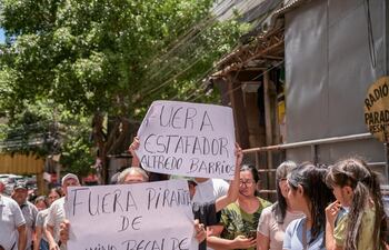 Los pequeños comerciantes se manifestaron para exigir el cierre del local.
