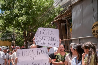 Los pequeños comerciantes se manifestaron para exigir el cierre del local.