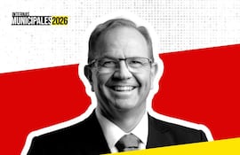 Camilo Jorge Pérez López Moreira sonríe en primer plano con gafas, fondo de colores amarillo y rojo, y texto 'INTERNAS MUNICIPALES 2026'.