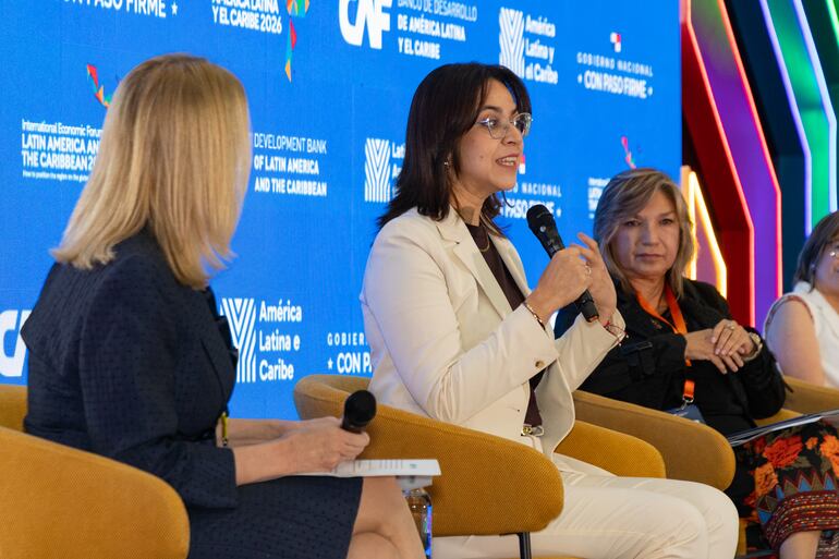 La presidenta de la AFD, Stella Guillén, fue la única paraguaya en participar en un panel del Foro CAF.