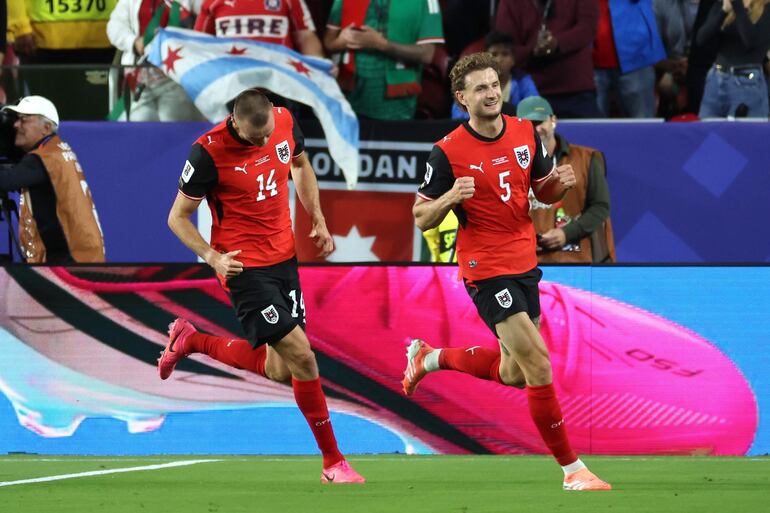 Saša Kalajdžić (i) y Stefan Posch de Austria celebran un gol de Romano Schmid este martes, en un partido del grupo J del Mundial de la FIFA 2026 entre Austria y Jordania en el estadio Levi's en Santa Clara (EE.UU.).