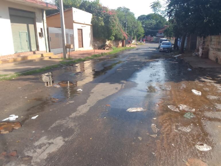 Caño roto número "1" en San Lorenzo.