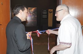 Habilitación.El nuncio apostólico de Su Santidad, Vincenzo Turturro, y Nicolás Latourrette, anfitrión de la exposición.