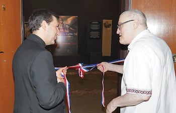 Habilitación.El nuncio apostólico de Su Santidad, Vincenzo Turturro, y Nicolás Latourrette, anfitrión de la exposición.