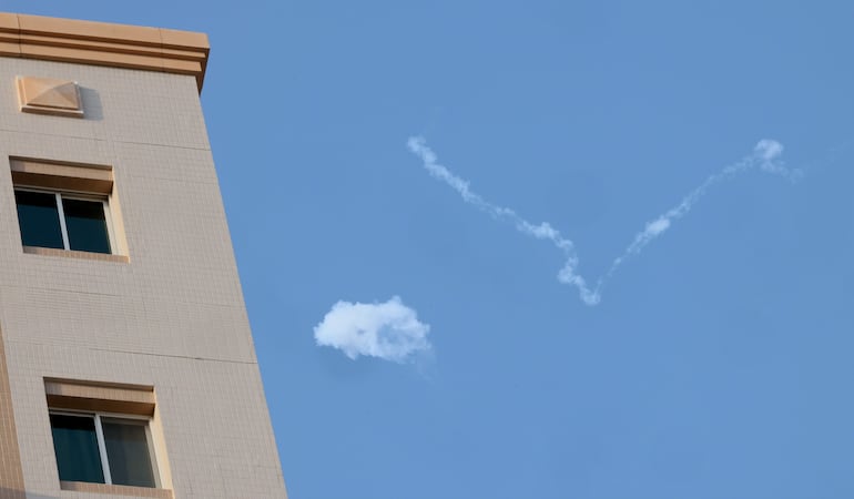 El humo de un misil interceptado se ve en el cielo de Doha, Catar, el 28 de febrero de 2026.