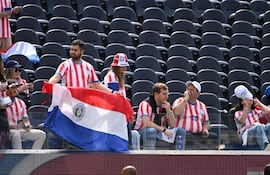 El candidato a la intendencia por el Partido Colorado, Camilo Pérez (gorra blanca) ya se encuentra en las gradas del estadio SoFi Stadium, donde Paraguay hará su debut en la Copa Mundial.