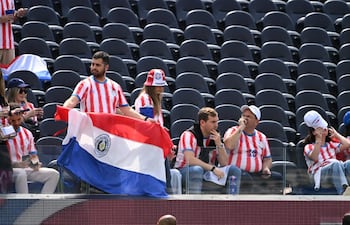 Camilo Pérez (2° der. con kepis blanco) estuvo ayer presente para el juego entre Estados Unidos y Paraguay.
