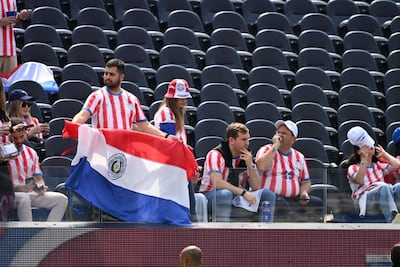 El candidato a la intendencia por el Partido Colorado, Camilo Pérez (gorra blanca) ya se encuentra en las gradas del estadio SoFi Stadium, donde Paraguay hará su debut en la Copa Mundial.